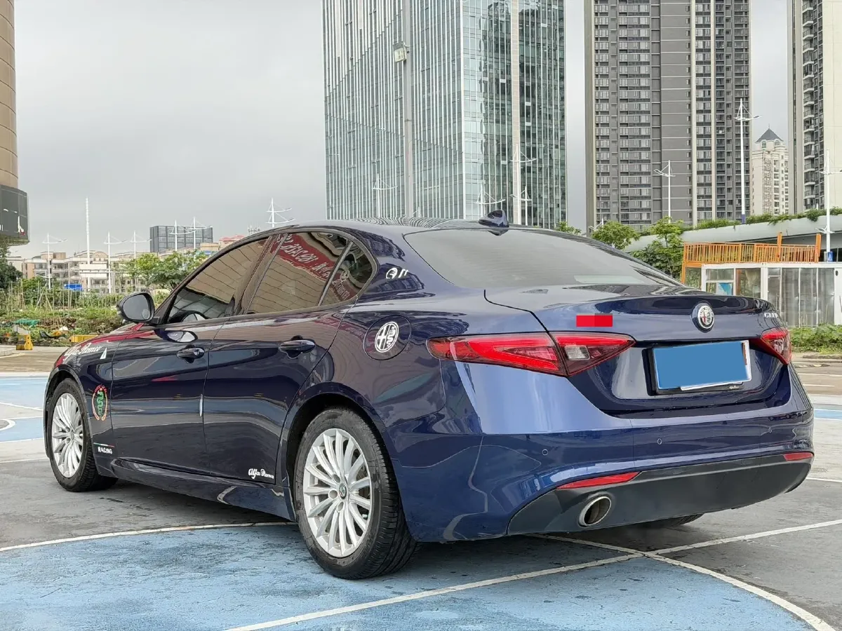 2017 Alfa Romeo Giulia 2.0T 200HP L4 8AT,autocango,china used car exporter,china ev exporter,chinese used car exporter,chinese used ev exporter