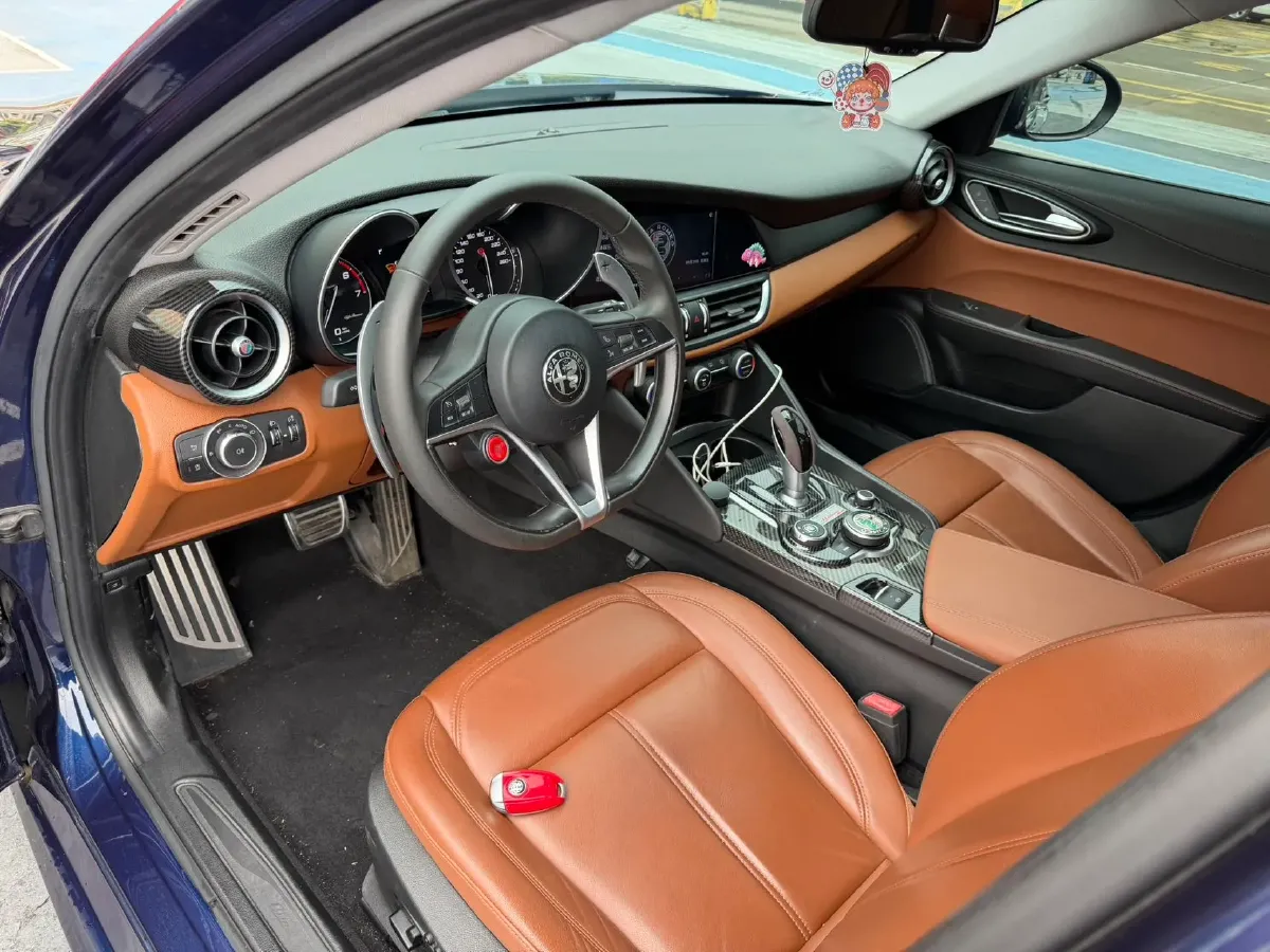 2017 Alfa Romeo Giulia 2.0T 200HP L4 8AT,autocango,china used car exporter,china ev exporter,chinese used car exporter,chinese used ev exporter