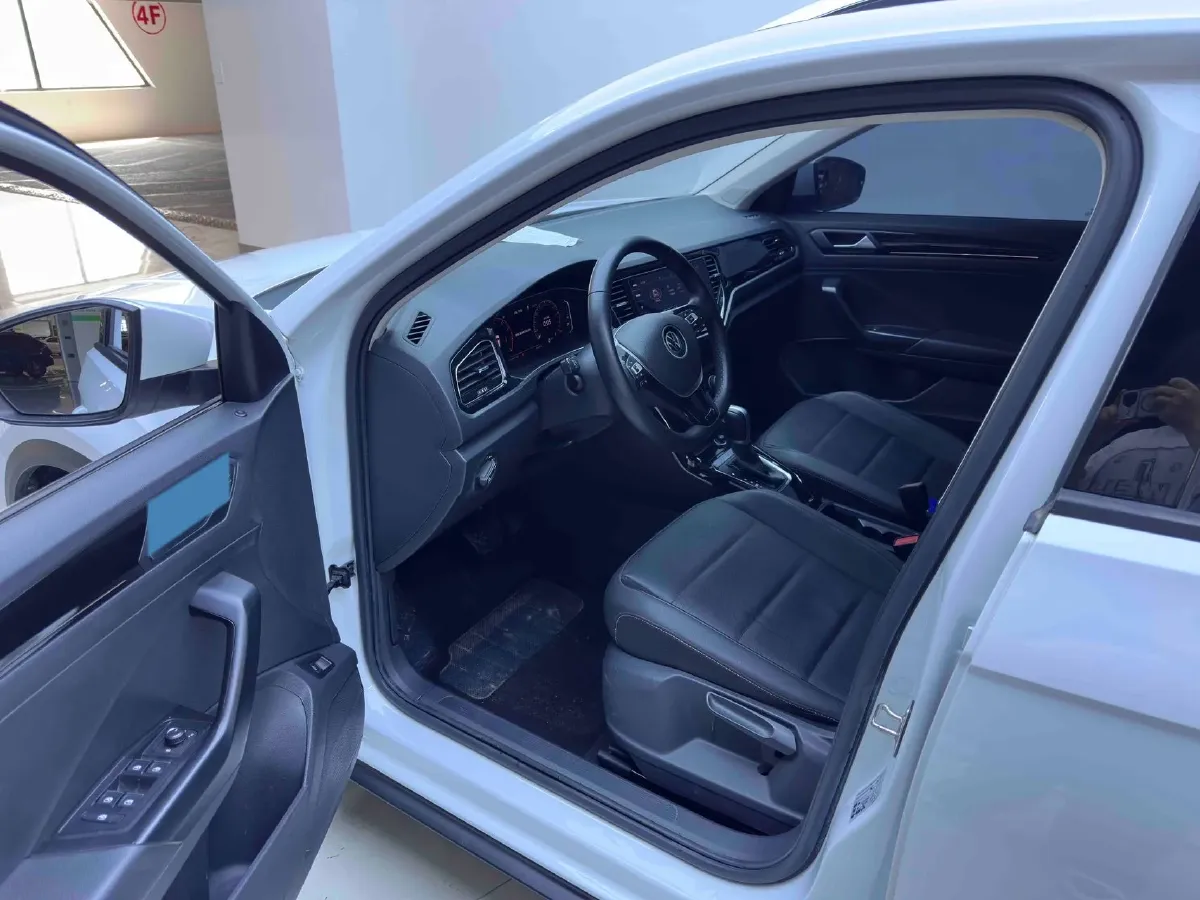 2022 Volkswagen T-Roc 1.4T 150HP L4 7DCT,autocango,china used car exporter,china ev exporter,chinese used car exporter,chinese used ev exporter