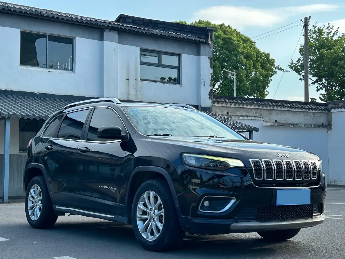 2019 Jeep Cherokee 2.0T 234HP L4 9AT,autocango,china used car exporter,china ev exporter,chinese used car exporter,chinese used ev exporter