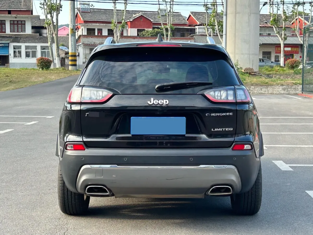 2019 Jeep Cherokee 2.0T 234HP L4 9AT,autocango,china used car exporter,china ev exporter,chinese used car exporter,chinese used ev exporter