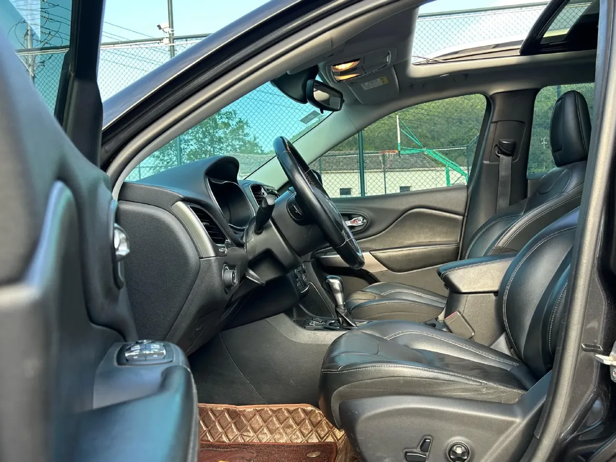 2019 Jeep Cherokee 2.0T 234HP L4 9AT,autocango,china used car exporter,china ev exporter,chinese used car exporter,chinese used ev exporter