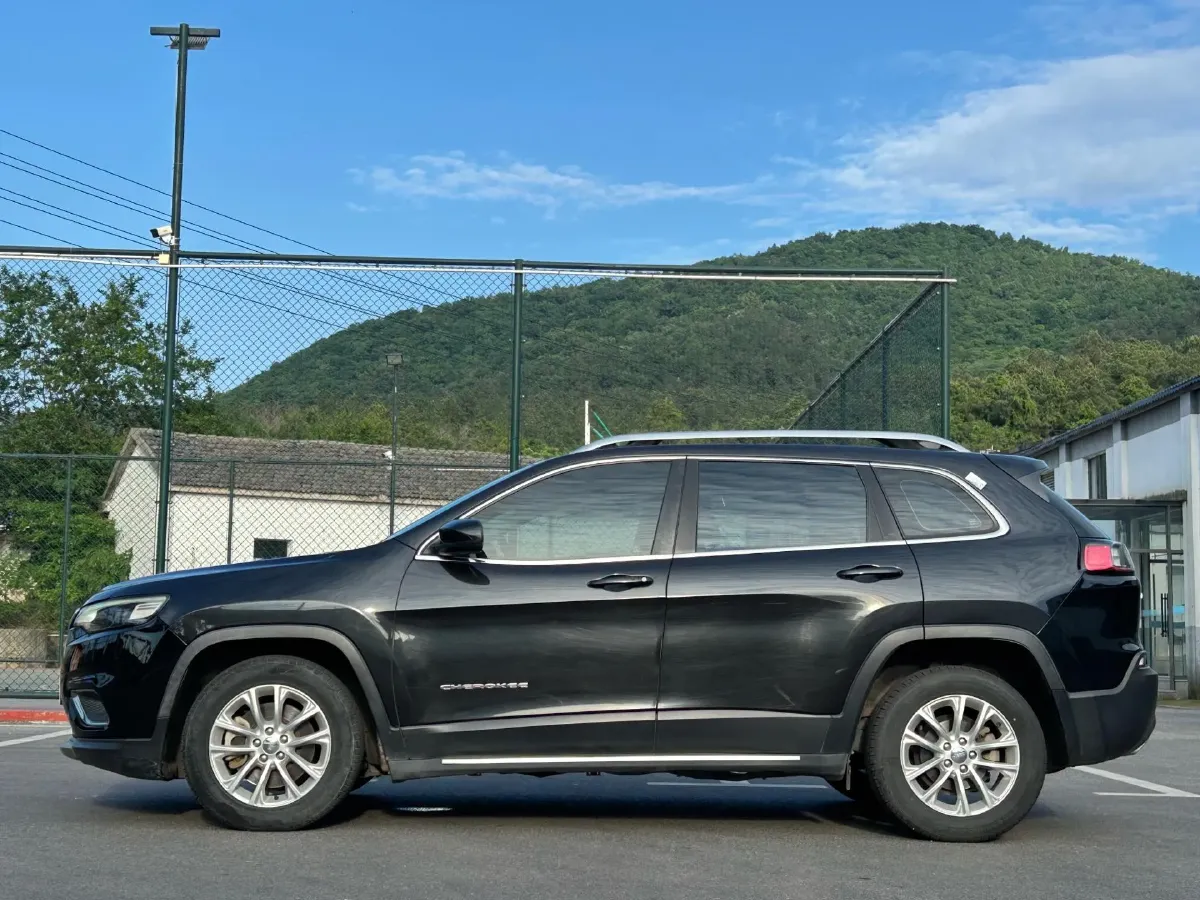 2019 Jeep Cherokee 2.0T 234HP L4 9AT,autocango,china used car exporter,china ev exporter,chinese used car exporter,chinese used ev exporter