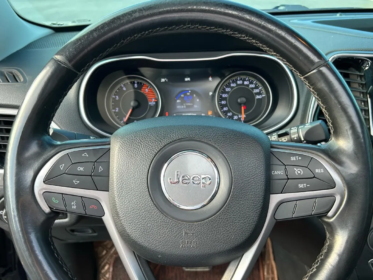 2019 Jeep Cherokee 2.0T 234HP L4 9AT,autocango,china used car exporter,china ev exporter,chinese used car exporter,chinese used ev exporter