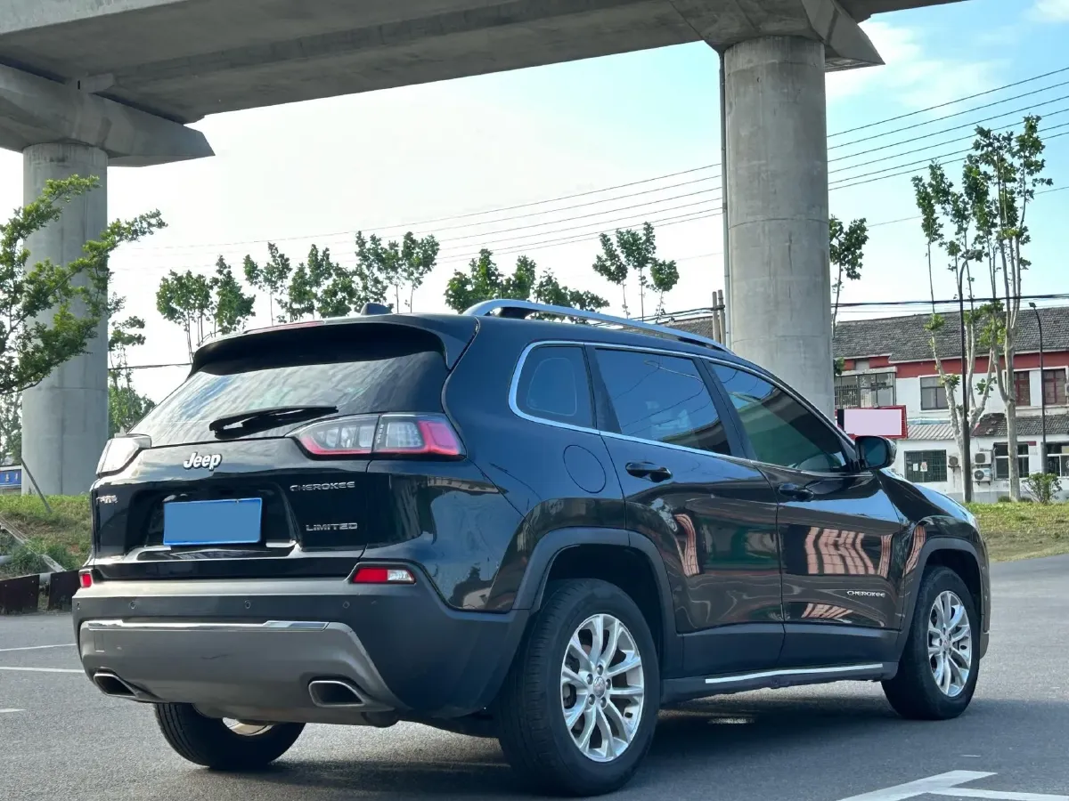 2019 Jeep Cherokee 2.0T 234HP L4 9AT,autocango,china used car exporter,china ev exporter,chinese used car exporter,chinese used ev exporter