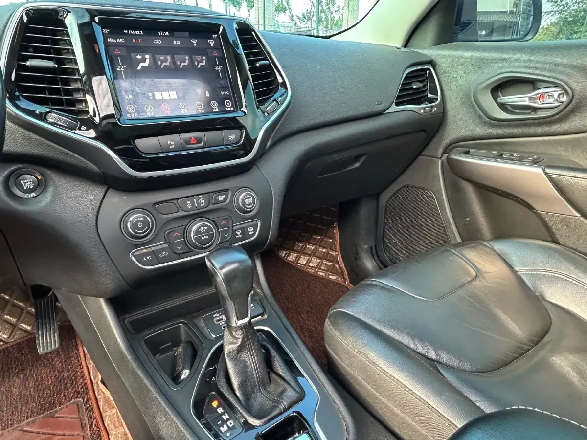 2019 Jeep Cherokee 2.0T 234HP L4 9AT,autocango,china used car exporter,china ev exporter,chinese used car exporter,chinese used ev exporter