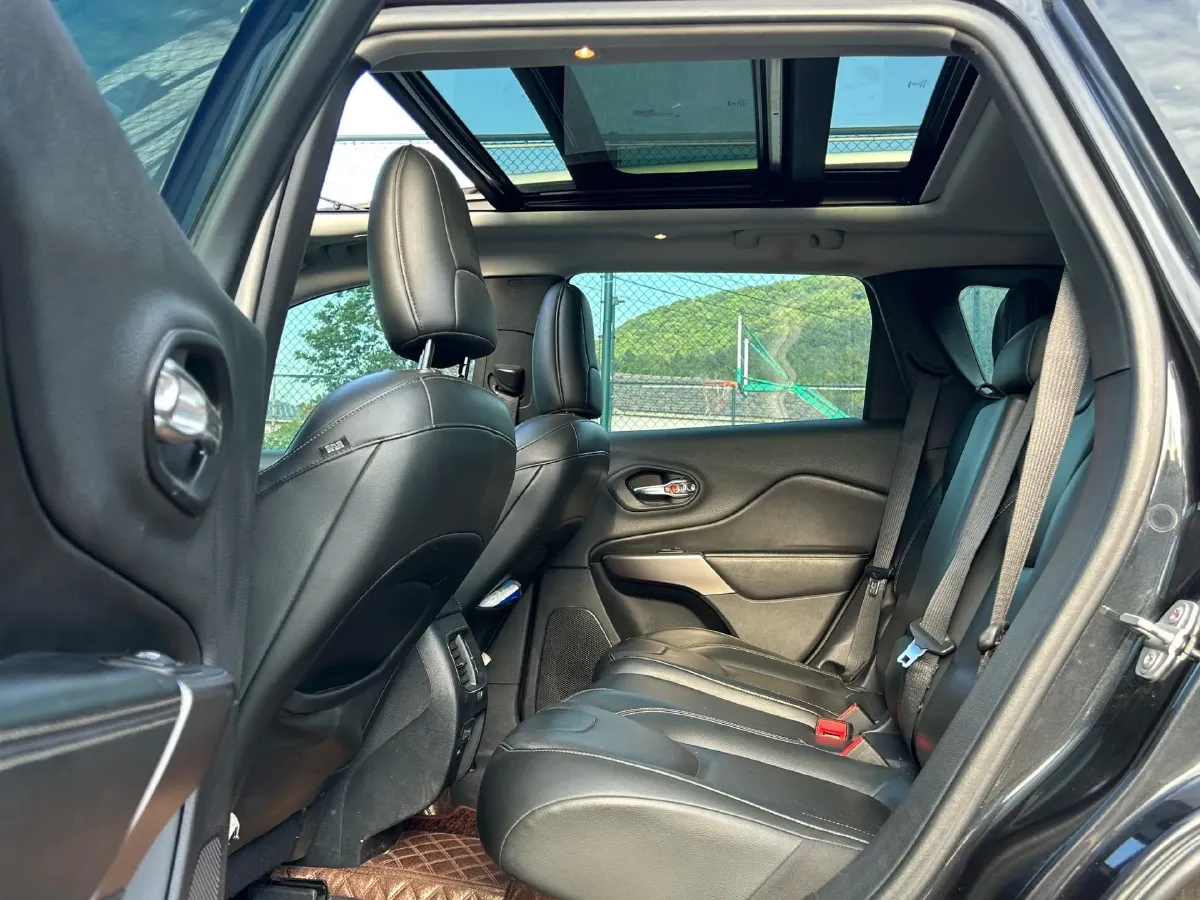 2019 Jeep Cherokee 2.0T 234HP L4 9AT,autocango,china used car exporter,china ev exporter,chinese used car exporter,chinese used ev exporter
