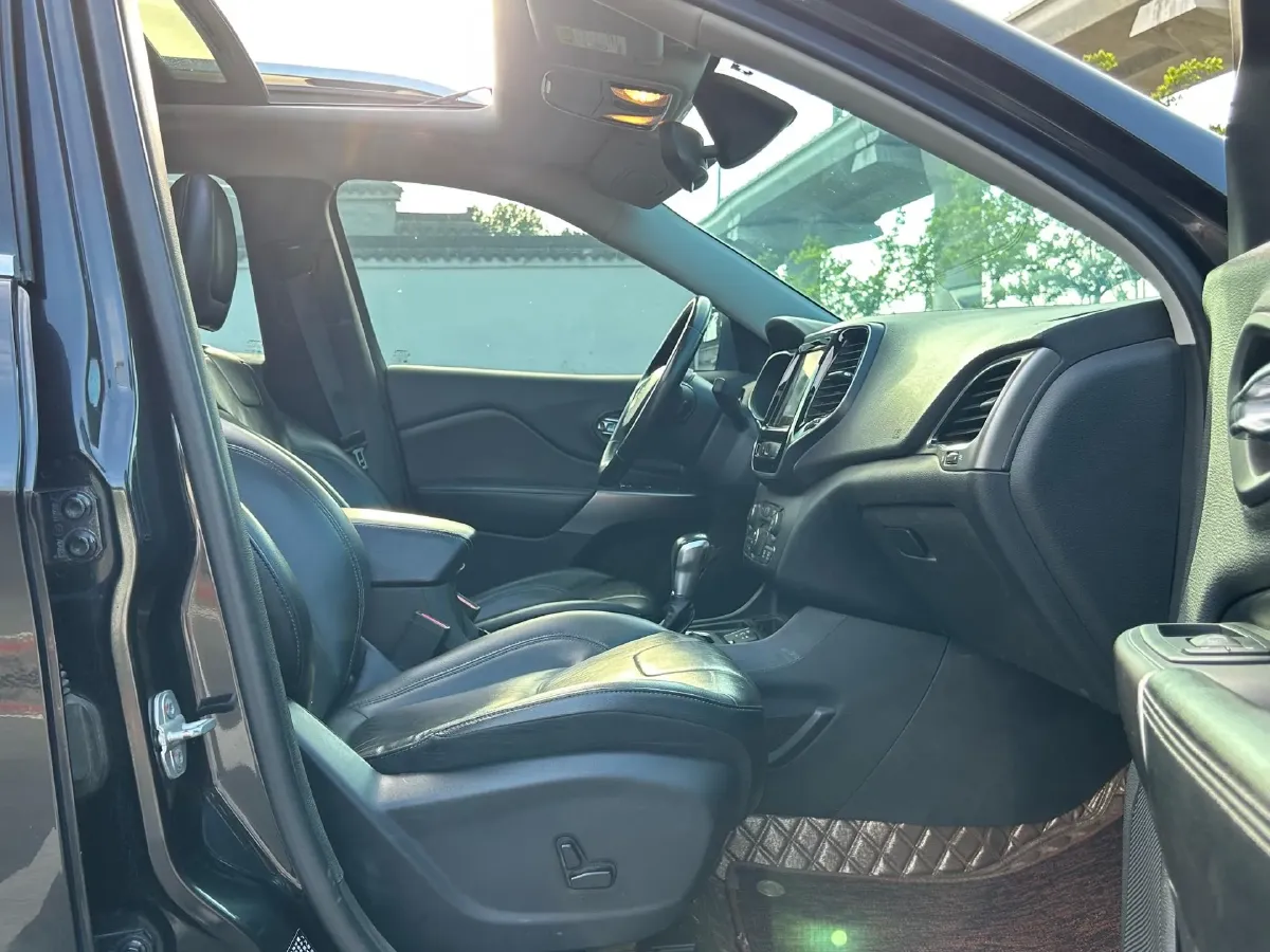 2019 Jeep Cherokee 2.0T 234HP L4 9AT,autocango,china used car exporter,china ev exporter,chinese used car exporter,chinese used ev exporter