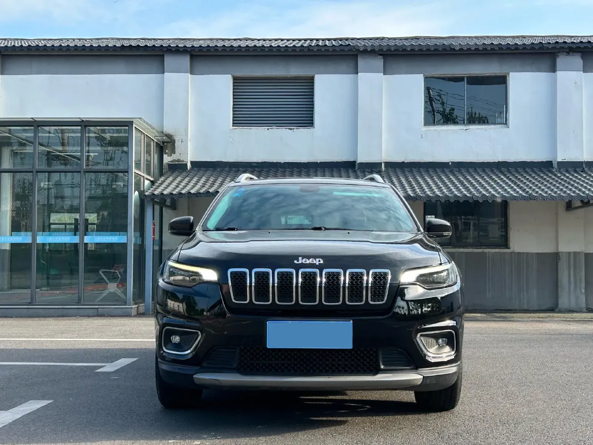 2019 Jeep Cherokee 2.0T 234HP L4 9AT,autocango,china used car exporter,china ev exporter,chinese used car exporter,chinese used ev exporter