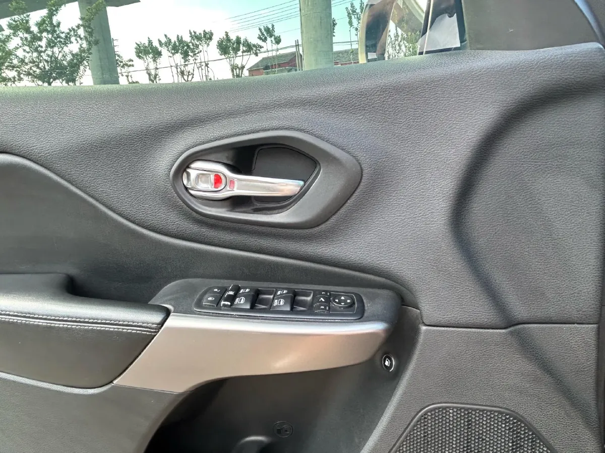 2019 Jeep Cherokee 2.0T 234HP L4 9AT,autocango,china used car exporter,china ev exporter,chinese used car exporter,chinese used ev exporter