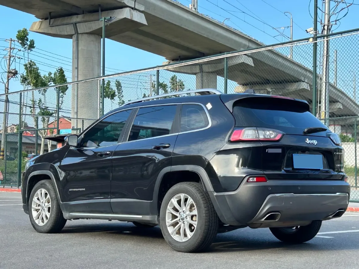 2019 Jeep Cherokee 2.0T 234HP L4 9AT,autocango,china used car exporter,china ev exporter,chinese used car exporter,chinese used ev exporter