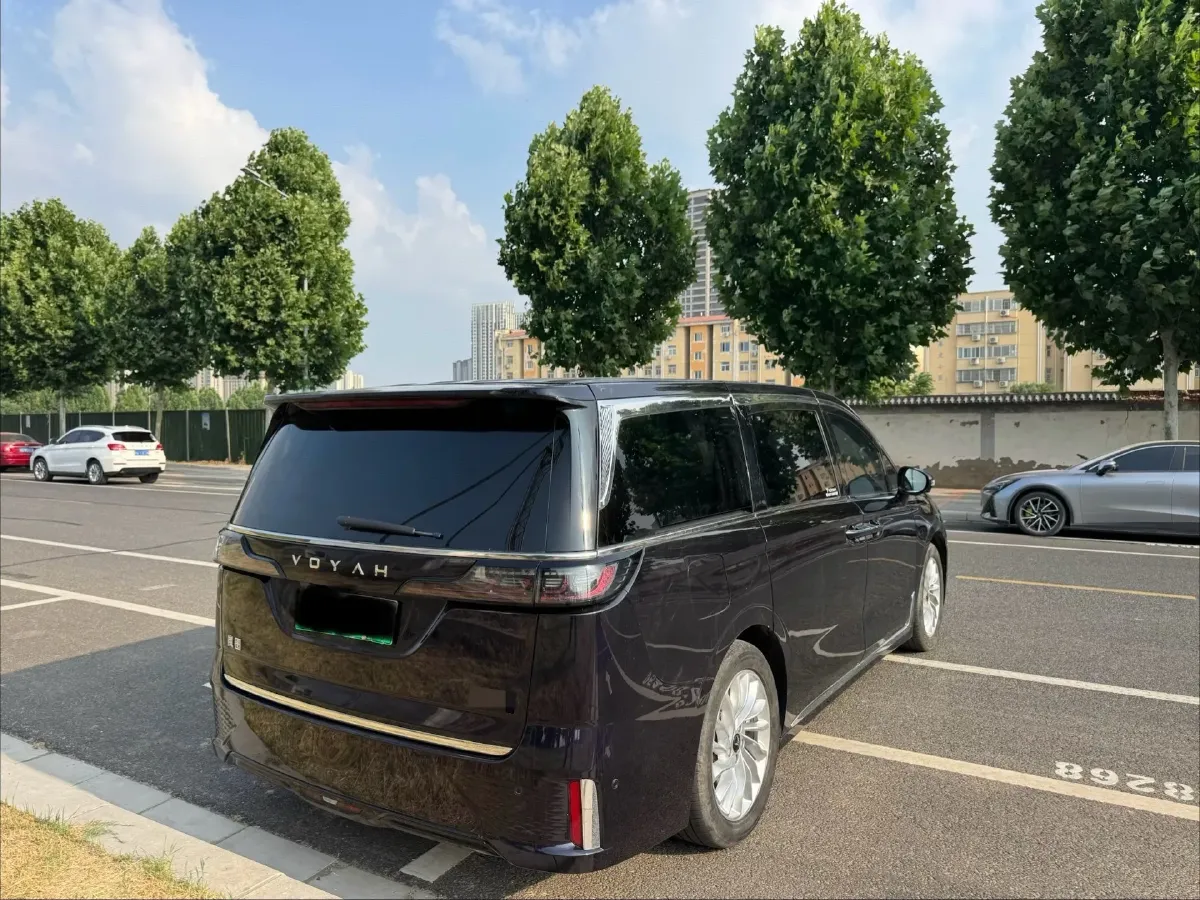 2024 Voyah Dream 1.5T 150HP L4 PHEV 43KWH,autocango,china used car exporter,china ev exporter,chinese used car exporter,chinese used ev exporter