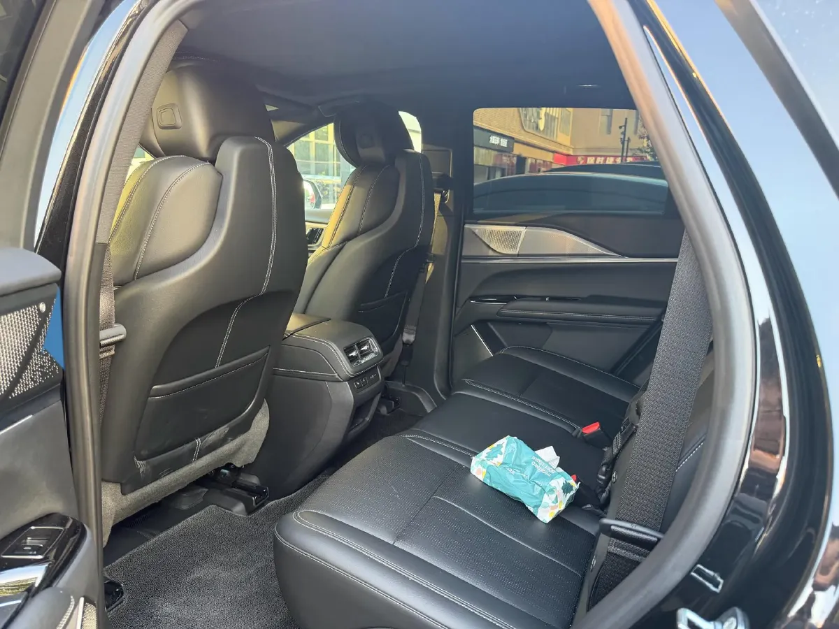 2025 Cadillac XT5 2.0T 237HP L4 9AT,autocango,china used car exporter,china ev exporter,chinese used car exporter,chinese used ev exporter
