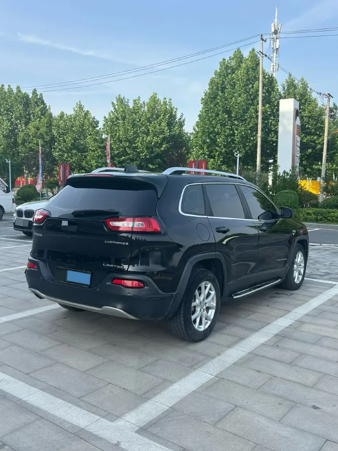 2017 Jeep Cherokee 2.0L 155HP L4 9AT,autocango,china used car exporter,china ev exporter,chinese used car exporter,chinese used ev exporter