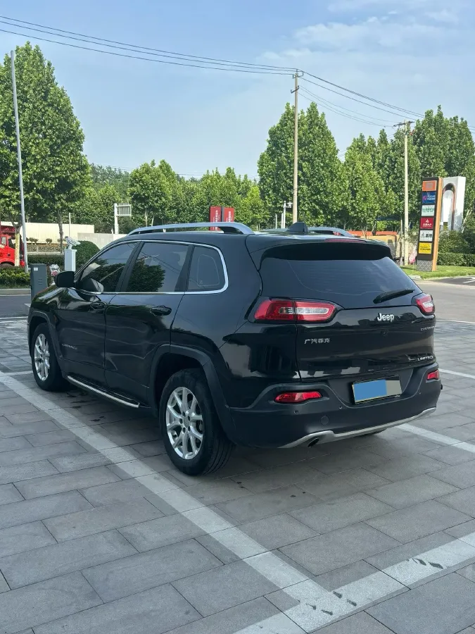 2017 Jeep Cherokee 2.0L 155HP L4 9AT,autocango,china used car exporter,china ev exporter,chinese used car exporter,chinese used ev exporter