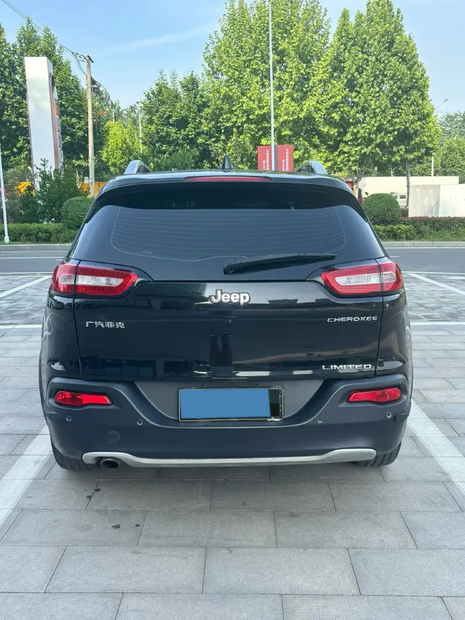 2017 Jeep Cherokee 2.0L 155HP L4 9AT,autocango,china used car exporter,china ev exporter,chinese used car exporter,chinese used ev exporter