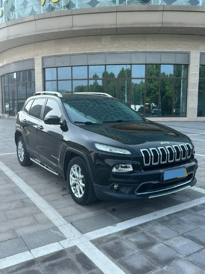 2017 Jeep Cherokee 2.0L 155HP L4 9AT,autocango,china used car exporter,china ev exporter,chinese used car exporter,chinese used ev exporter