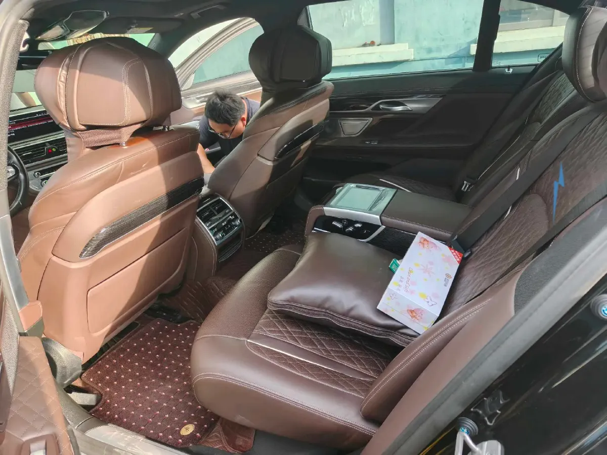 2021 BMW 7 Series 3.0T 340HP L6 8AT,autocango,china used car exporter,china ev exporter,chinese used car exporter,chinese used ev exporter