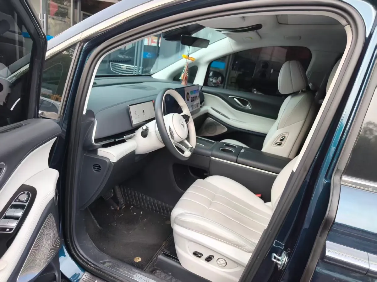2025 Voyah Dream 1.5T 150HP L4 PHEV 41.7KWH,autocango,china used car exporter,china ev exporter,chinese used car exporter,chinese used ev exporter