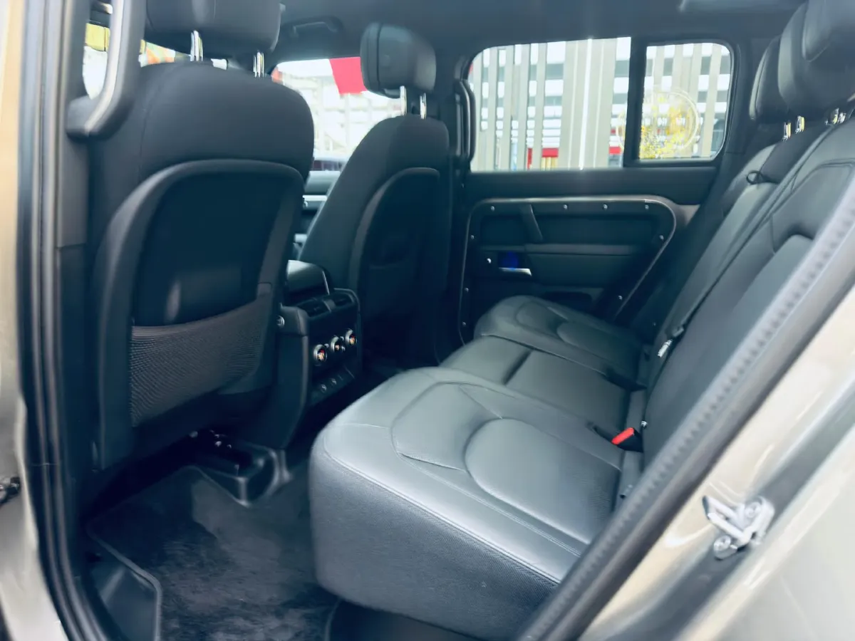 2025 Land Rover Defender 3.0T 400HP L6 8AT,autocango,china used car exporter,china ev exporter,chinese used car exporter,chinese used ev exporter