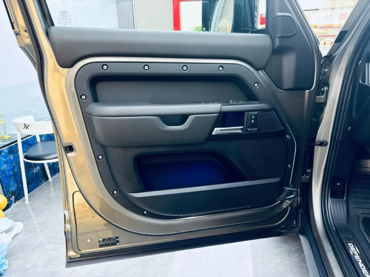 2025 Land Rover Defender 3.0T 400HP L6 8AT,autocango,china used car exporter,china ev exporter,chinese used car exporter,chinese used ev exporter