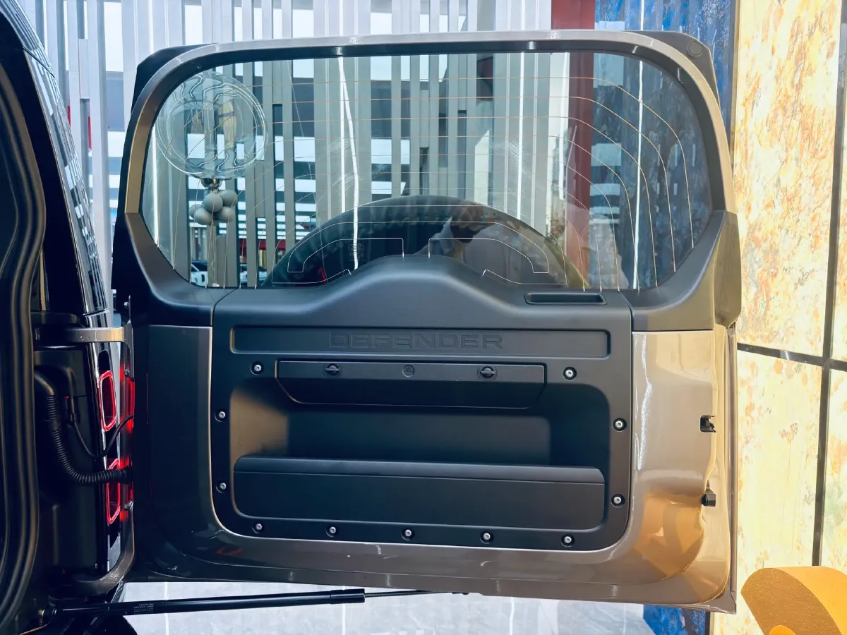 2025 Land Rover Defender 3.0T 400HP L6 8AT,autocango,china used car exporter,china ev exporter,chinese used car exporter,chinese used ev exporter