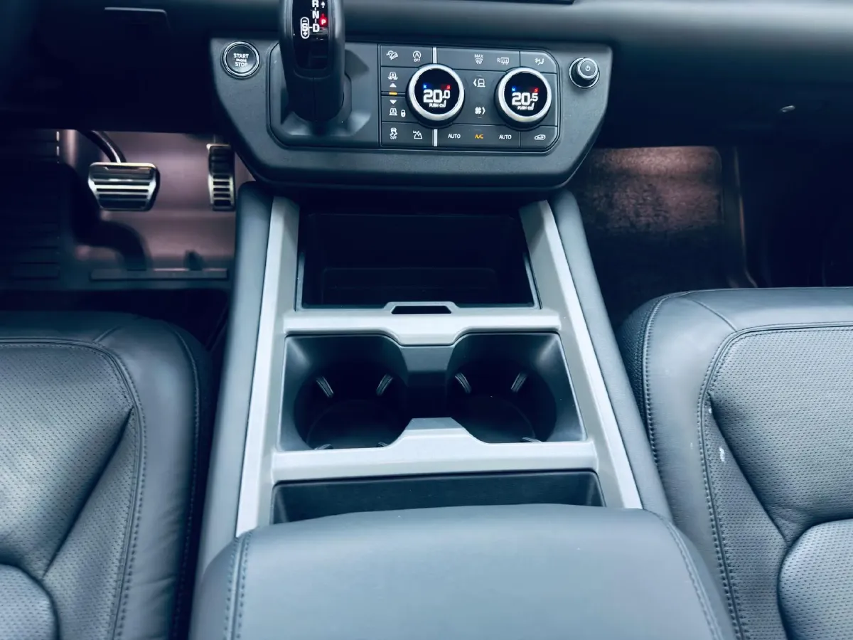 2025 Land Rover Defender 3.0T 400HP L6 8AT,autocango,china used car exporter,china ev exporter,chinese used car exporter,chinese used ev exporter