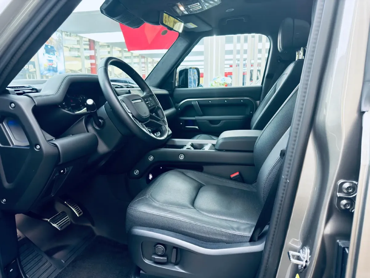 2025 Land Rover Defender 3.0T 400HP L6 8AT,autocango,china used car exporter,china ev exporter,chinese used car exporter,chinese used ev exporter