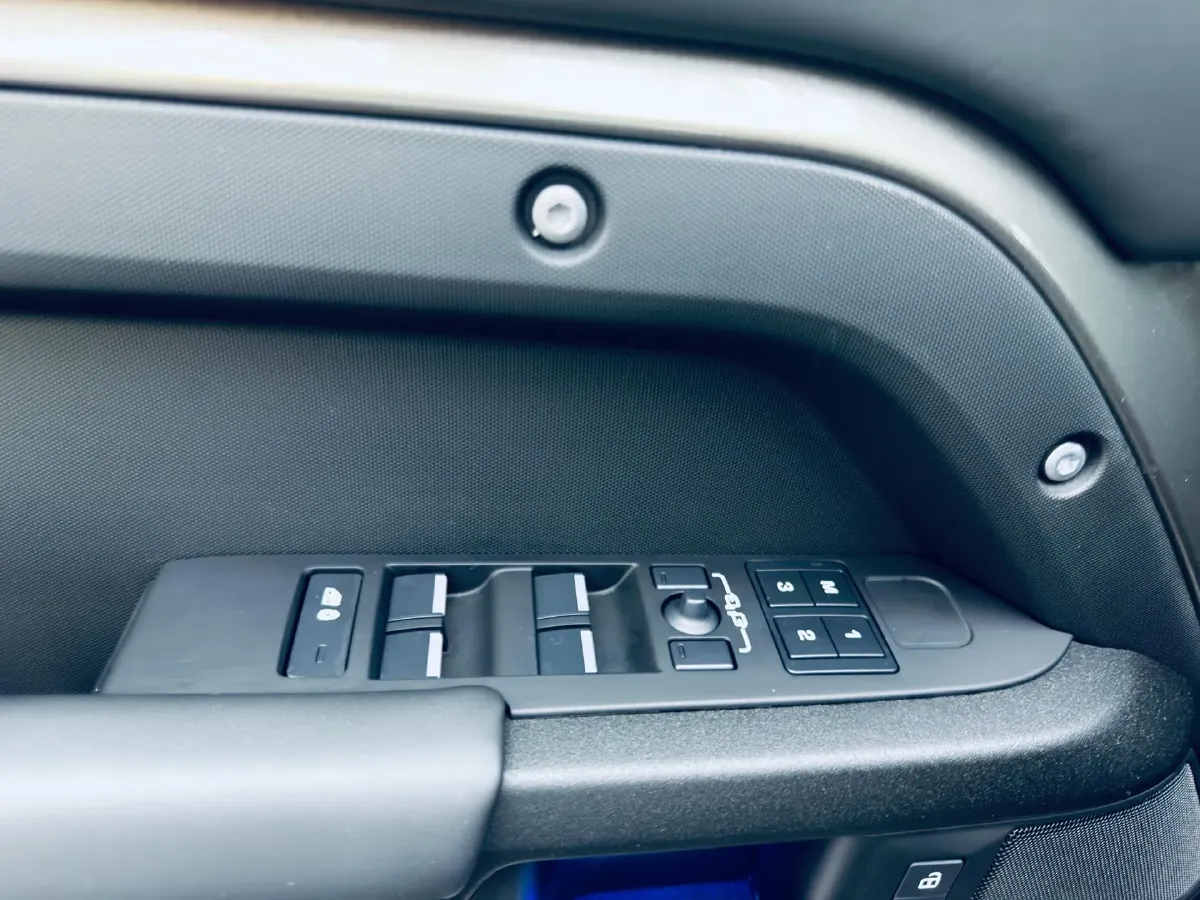 2025 Land Rover Defender 3.0T 400HP L6 8AT,autocango,china used car exporter,china ev exporter,chinese used car exporter,chinese used ev exporter