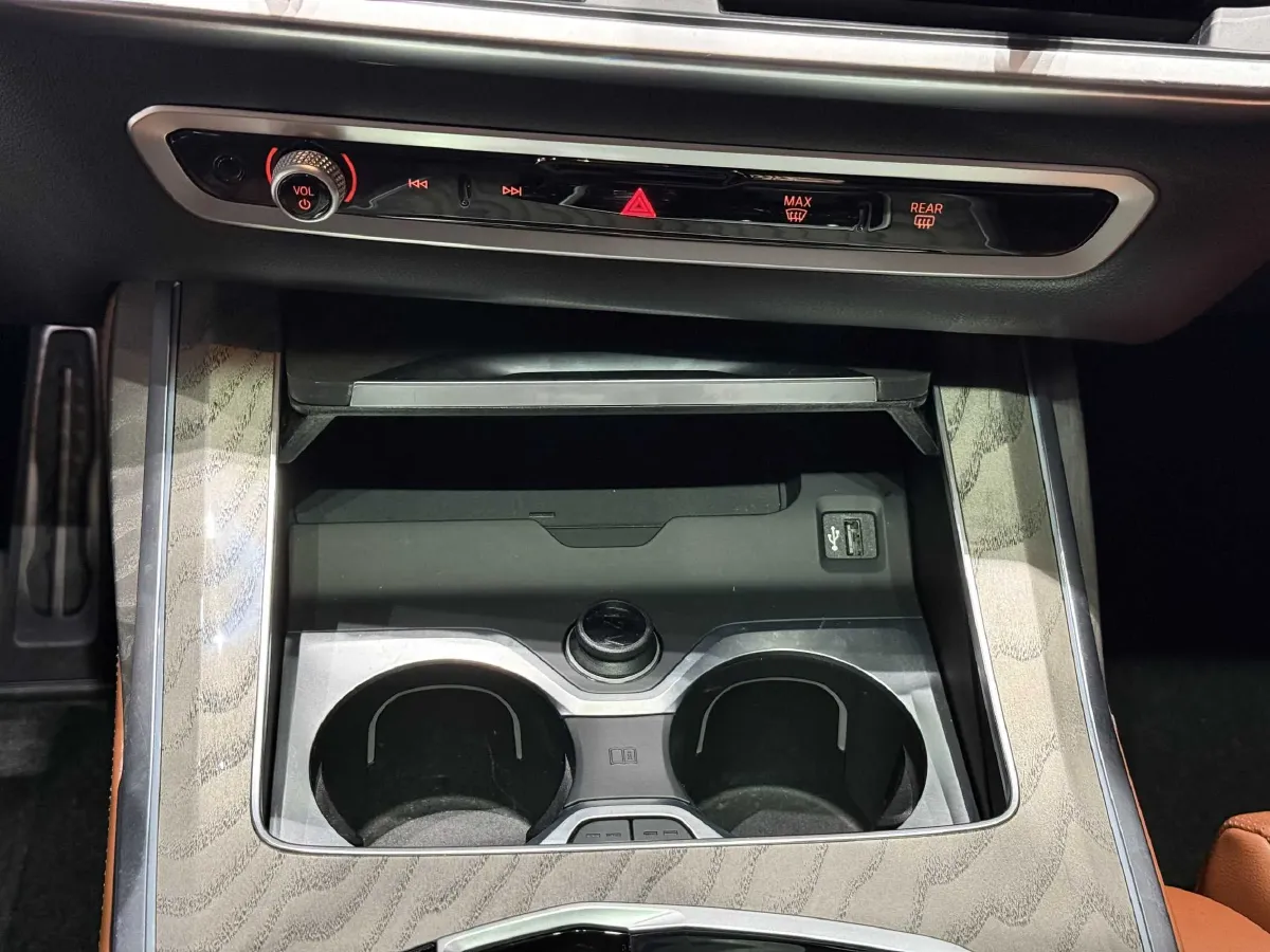 2024 BMW X7 3.0T 381HP L6 8AT,autocango,china used car exporter,china ev exporter,chinese used car exporter,chinese used ev exporter