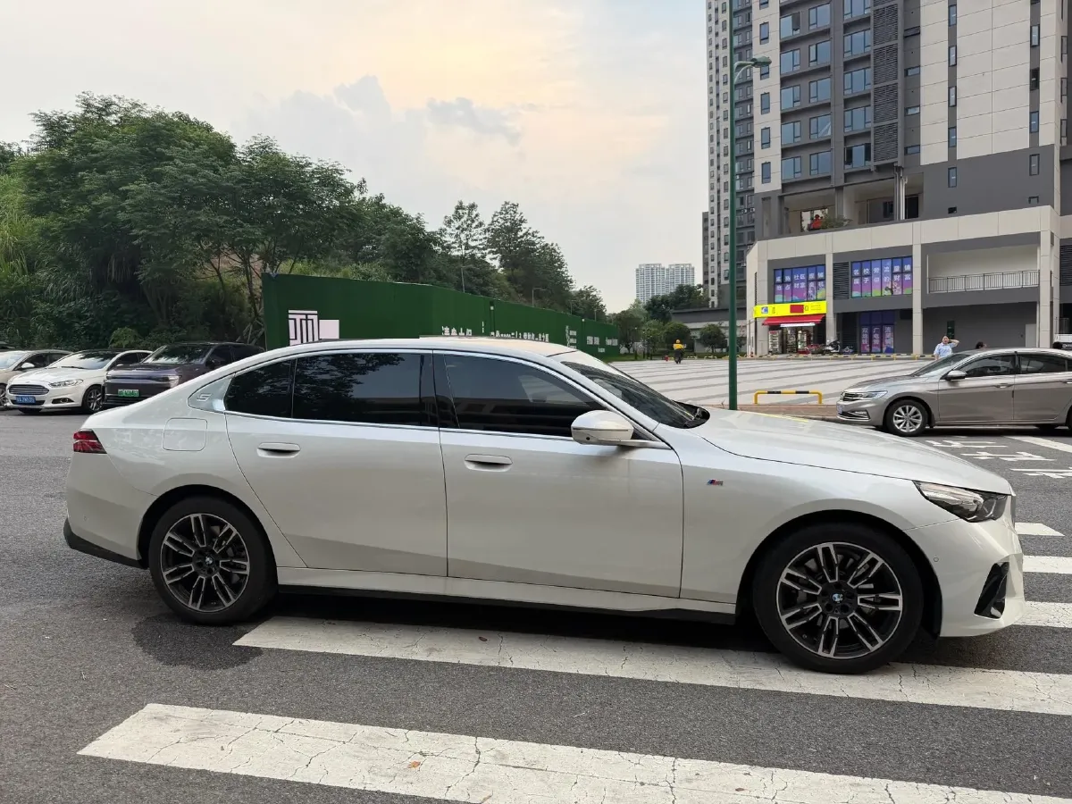 2025 BMW 5 Series 2.0T 258HP L4 8AT,autocango,china used car exporter,china ev exporter,chinese used car exporter,chinese used ev exporter