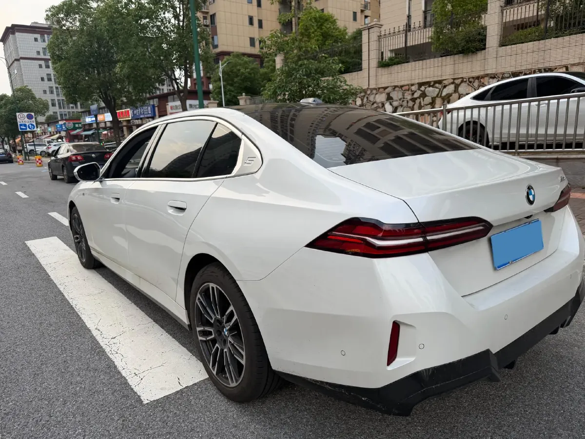 2025 BMW 5 Series 2.0T 258HP L4 8AT,autocango,china used car exporter,china ev exporter,chinese used car exporter,chinese used ev exporter