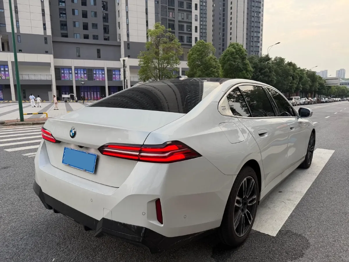 2025 BMW 5 Series 2.0T 258HP L4 8AT,autocango,china used car exporter,china ev exporter,chinese used car exporter,chinese used ev exporter