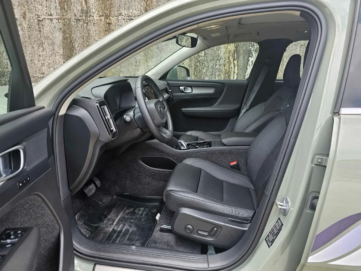 2025 Volvo XC40 2.0T 197HP L4 7DCT,autocango,china used car exporter,china ev exporter,chinese used car exporter,chinese used ev exporter