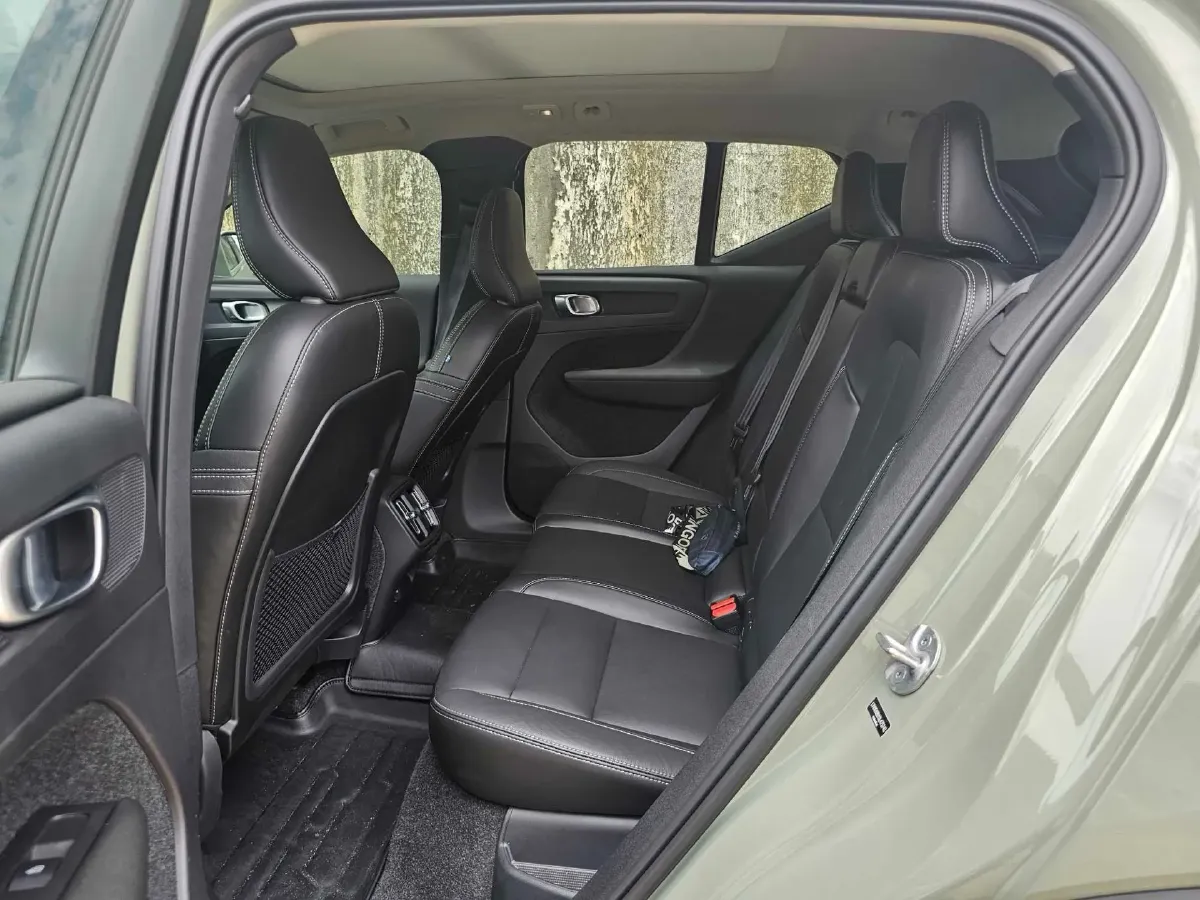 2025 Volvo XC40 2.0T 197HP L4 7DCT,autocango,china used car exporter,china ev exporter,chinese used car exporter,chinese used ev exporter