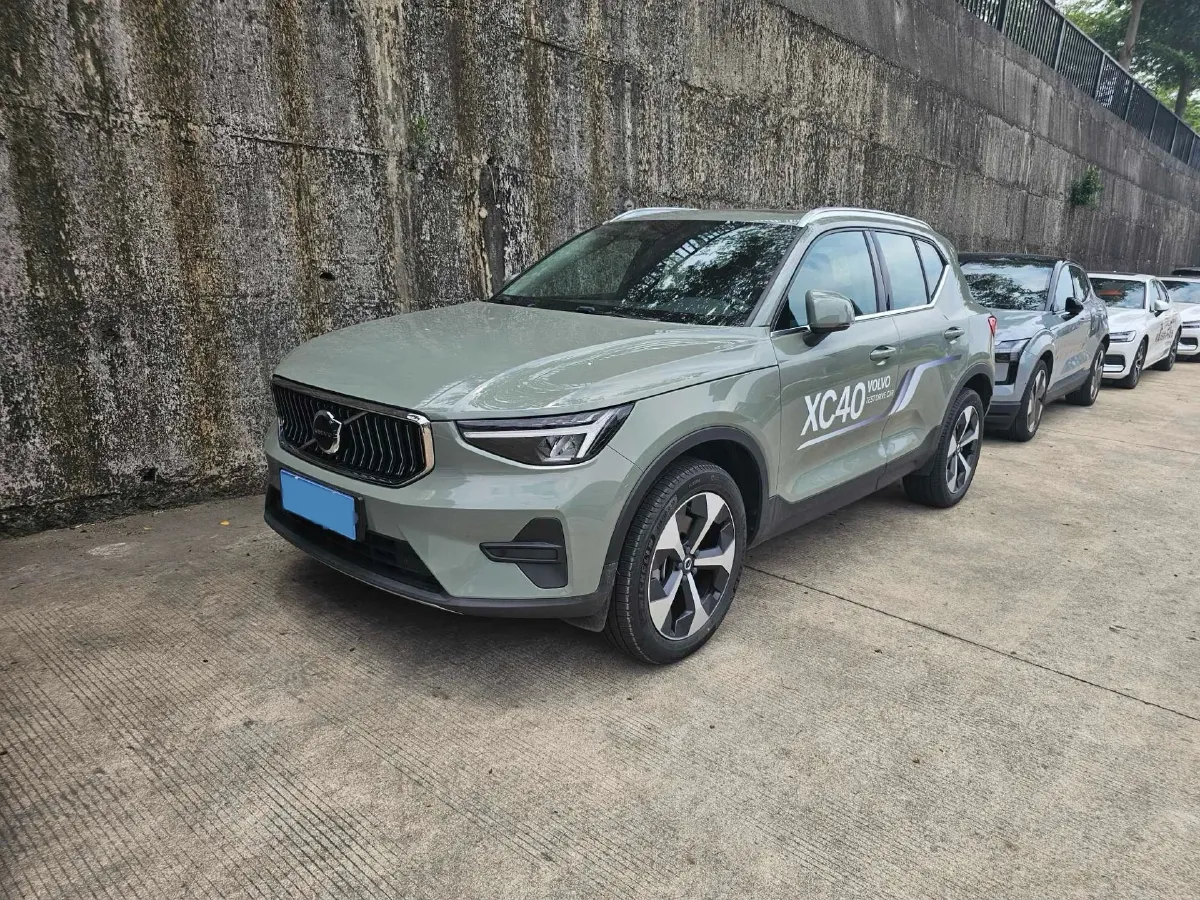 2025 Volvo XC40 2.0T 197HP L4 7DCT,autocango,china used car exporter,china ev exporter,chinese used car exporter,chinese used ev exporter
