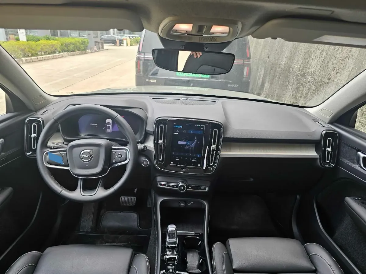 2025 Volvo XC40 2.0T 197HP L4 7DCT,autocango,china used car exporter,china ev exporter,chinese used car exporter,chinese used ev exporter