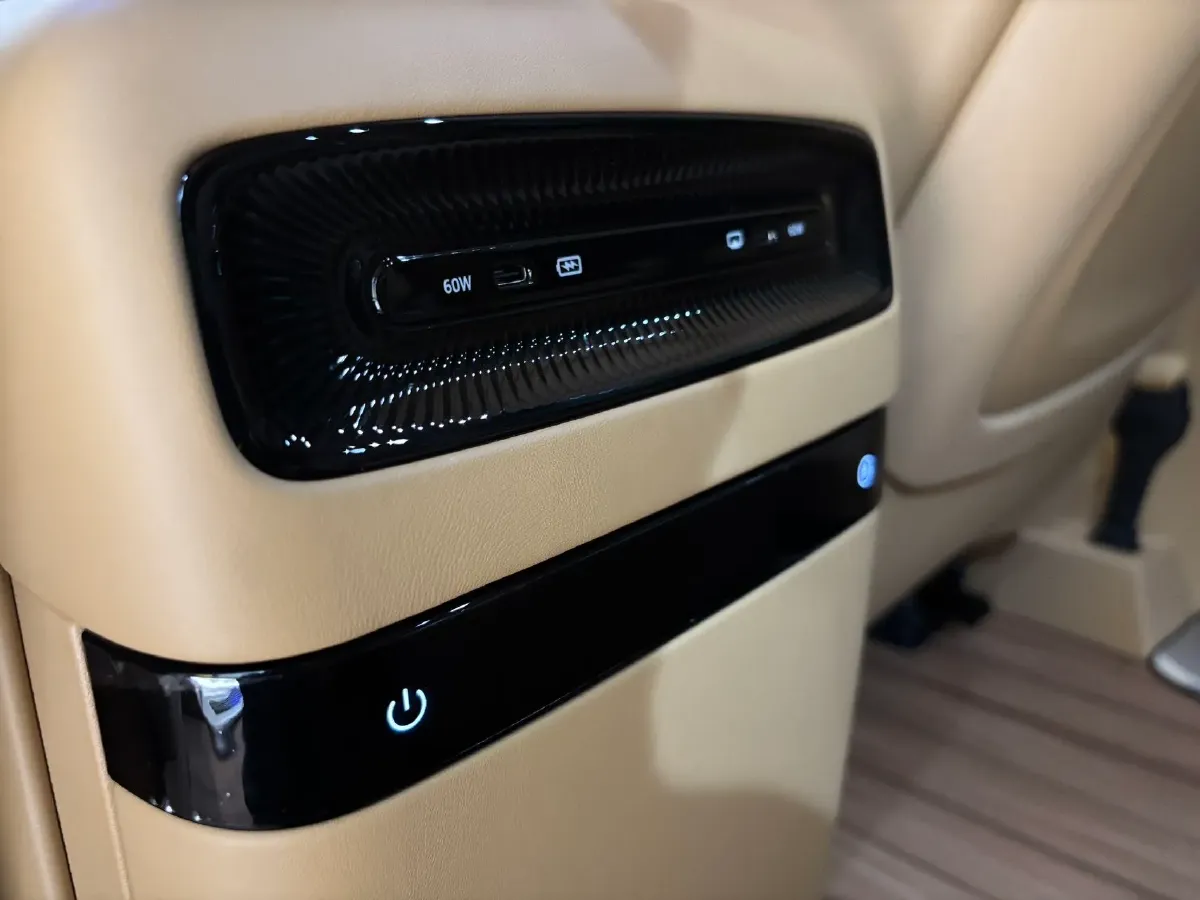 2025 Voyah Dream 1.5T 150HP L4 PHEV 41.7KWH,autocango,china used car exporter,china ev exporter,chinese used car exporter,chinese used ev exporter