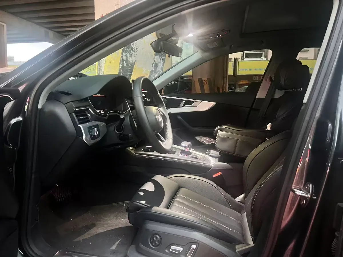 2025 Audi A4L 2.0T 190HP L4 7DCT,autocango,china used car exporter,china ev exporter,chinese used car exporter,chinese used ev exporter