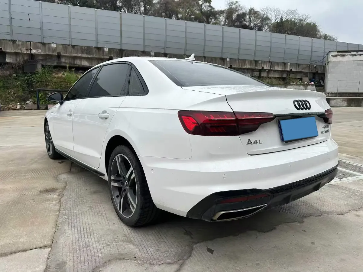 2022 Audi A4L 2.0T 190HP L4 7DCT,autocango,china used car exporter,china ev exporter,chinese used car exporter,chinese used ev exporter