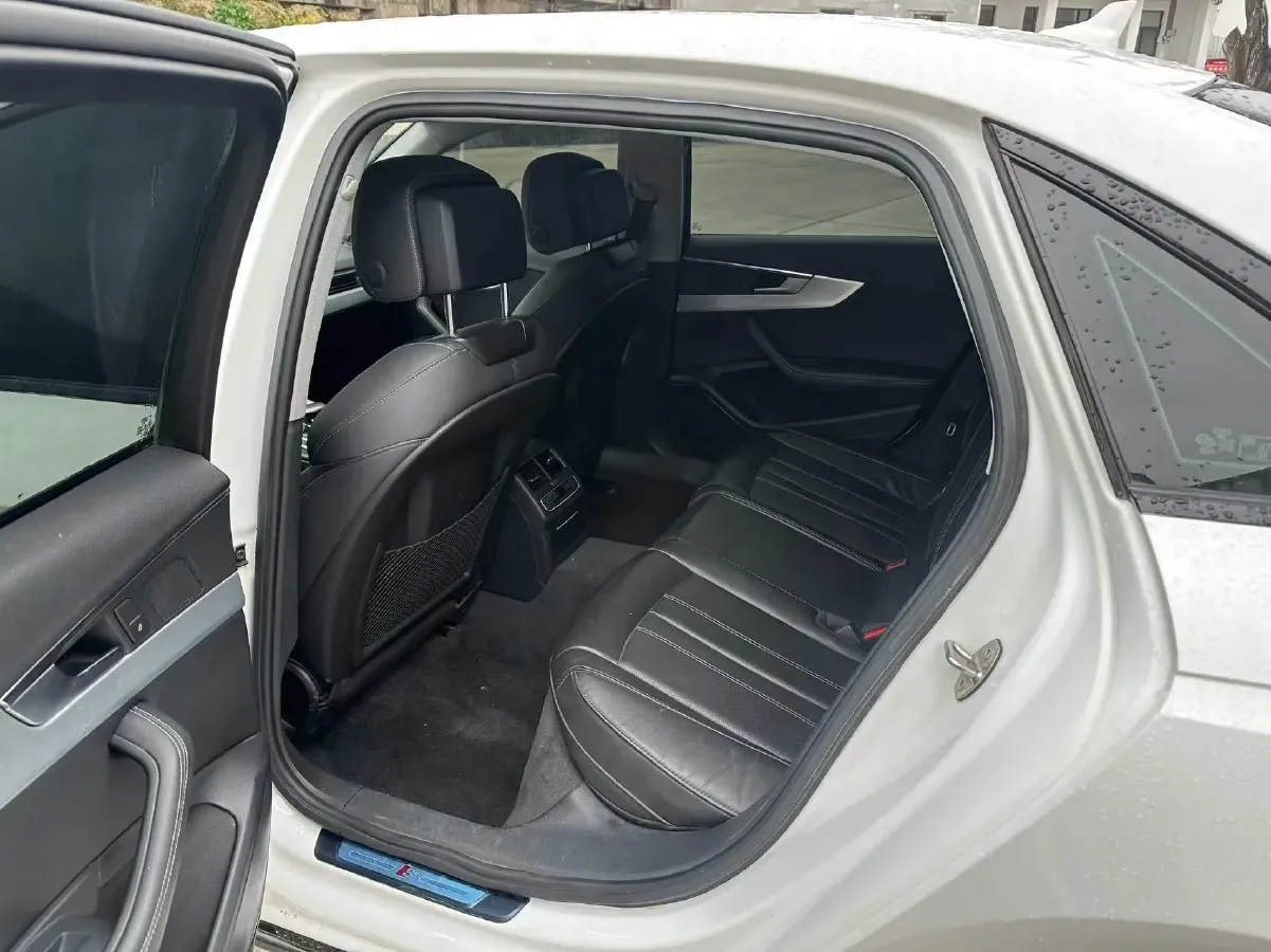 2022 Audi A4L 2.0T 190HP L4 7DCT,autocango,china used car exporter,china ev exporter,chinese used car exporter,chinese used ev exporter