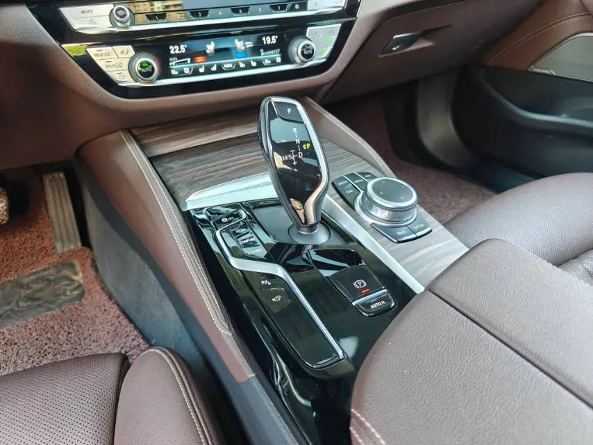 2022 BMW 5 Series 2.0T 252HP L4 8AT,autocango,china used car exporter,china ev exporter,chinese used car exporter,chinese used ev exporter