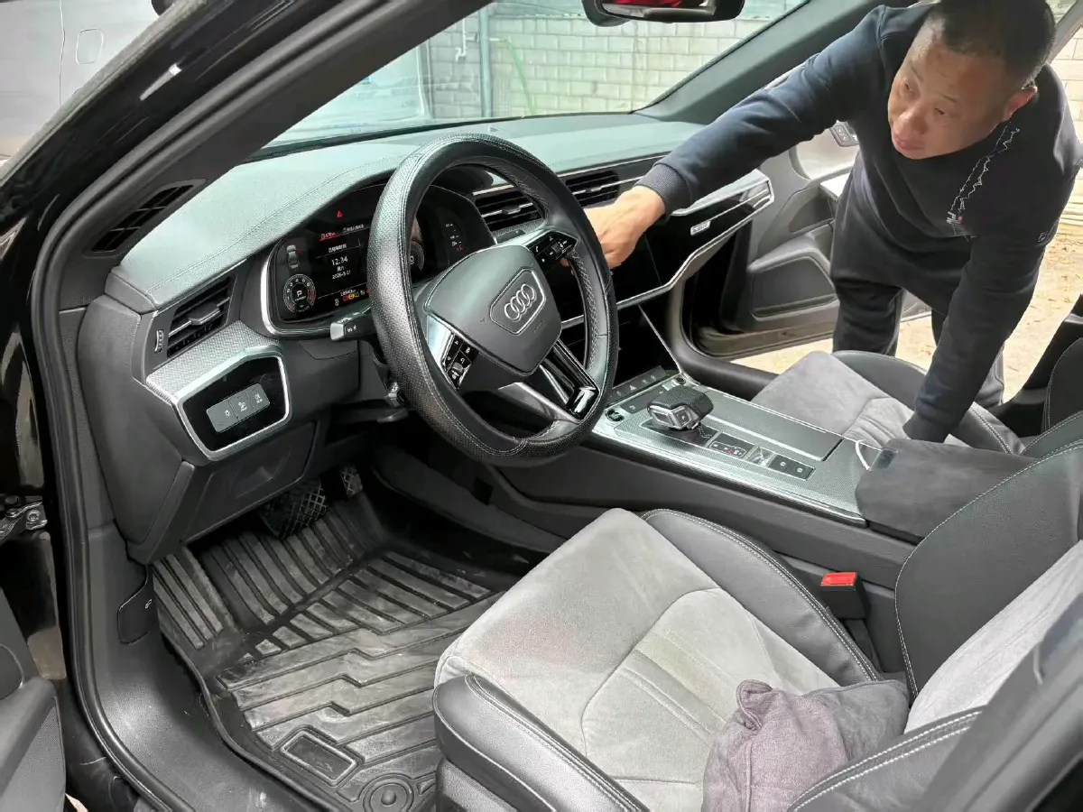 2022 Audi A6L 2.0T 224HP L4 7DCT,autocango,china used car exporter,china ev exporter,chinese used car exporter,chinese used ev exporter
