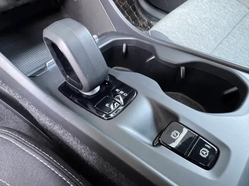 2023 Volvo XC40 2.0T 163HP L4 7DCT,autocango,china used car exporter,china ev exporter,chinese used car exporter,chinese used ev exporter