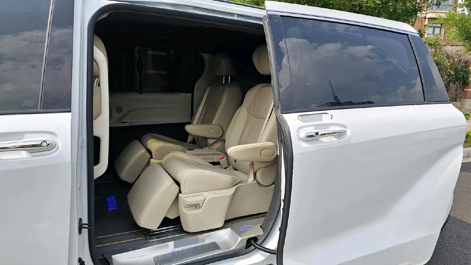 2023 Toyota Sienna 2.5L 189HP L4 E-CVT Hybrid,autocango,china used car exporter,china ev exporter,chinese used car exporter,chinese used ev exporter