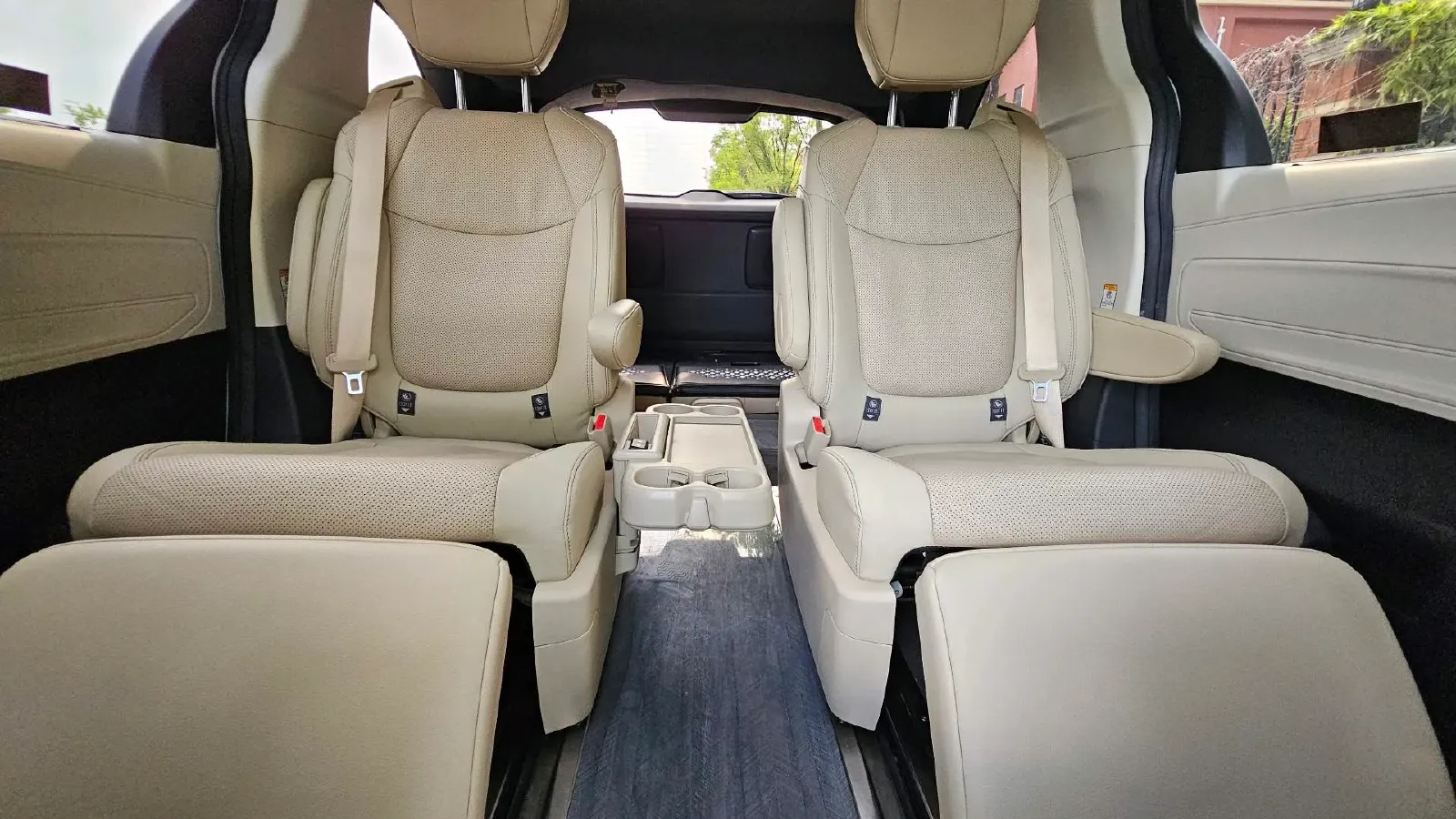 2023 Toyota Sienna 2.5L 189HP L4 E-CVT Hybrid,autocango,china used car exporter,china ev exporter,chinese used car exporter,chinese used ev exporter