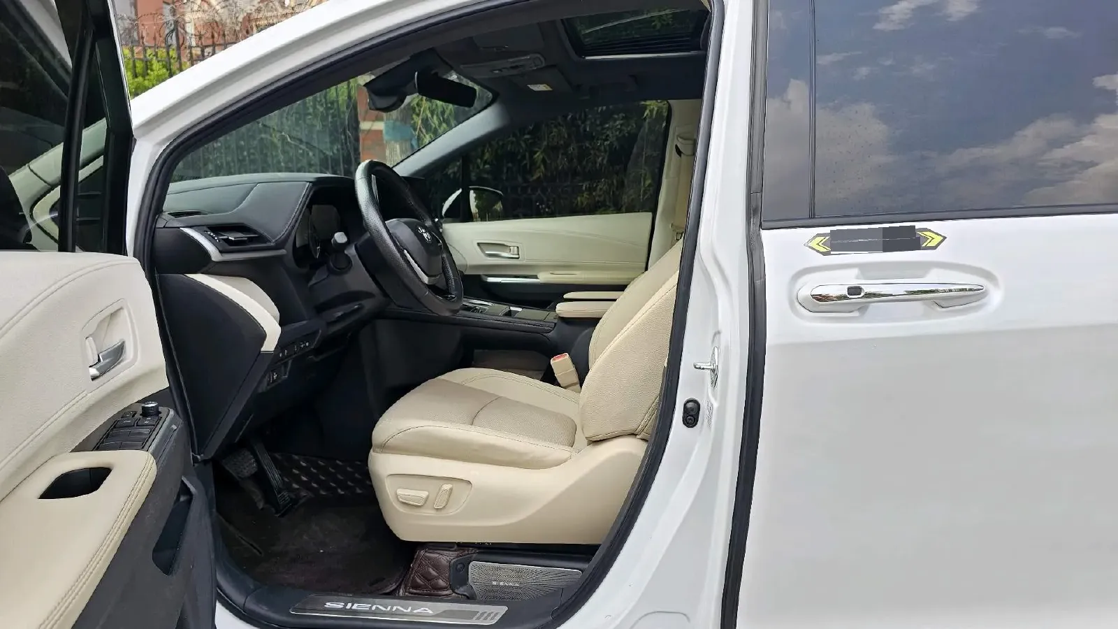 2023 Toyota Sienna 2.5L 189HP L4 E-CVT Hybrid,autocango,china used car exporter,china ev exporter,chinese used car exporter,chinese used ev exporter