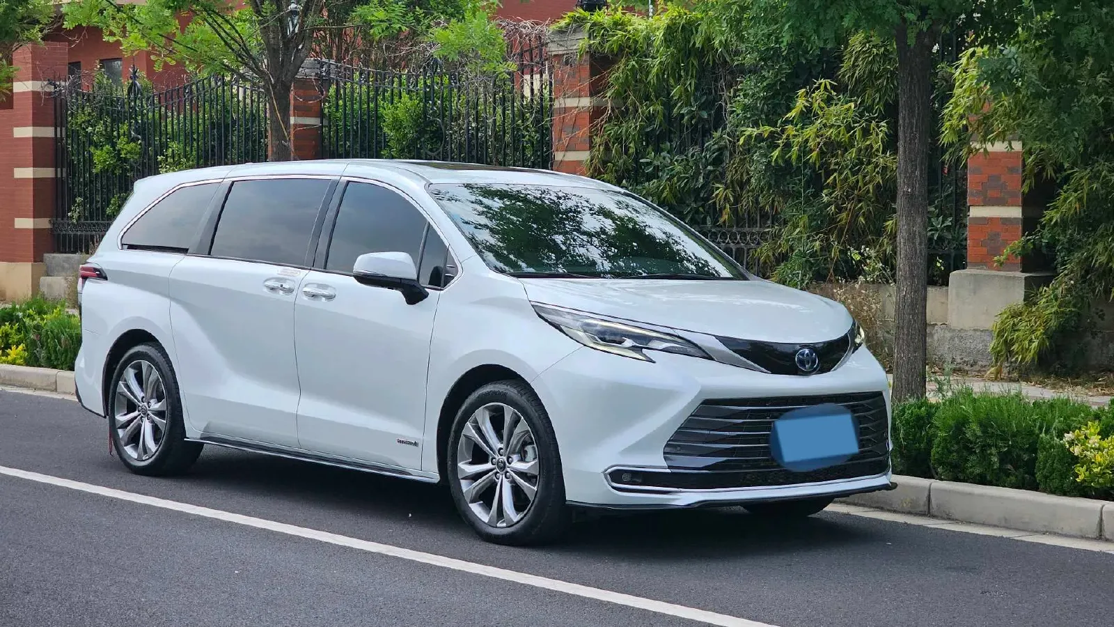 2023 Toyota Sienna 2.5L 189HP L4 E-CVT Hybrid,autocango,china used car exporter,china ev exporter,chinese used car exporter,chinese used ev exporter