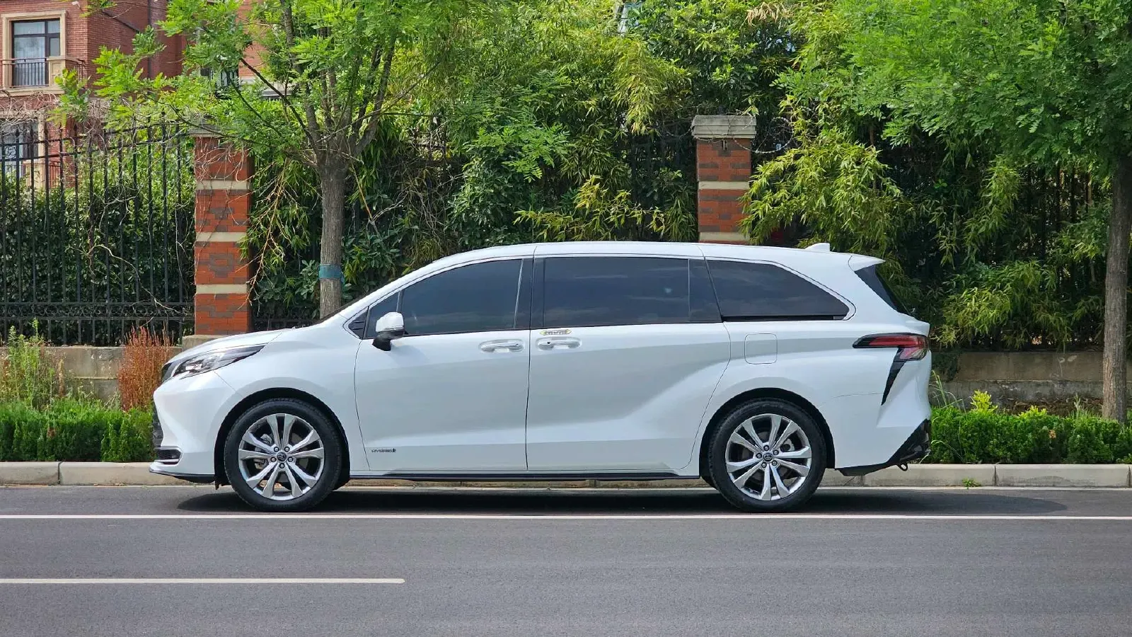 2023 Toyota Sienna 2.5L 189HP L4 E-CVT Hybrid,autocango,china used car exporter,china ev exporter,chinese used car exporter,chinese used ev exporter