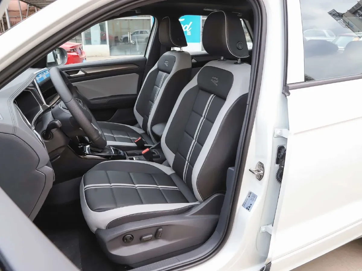 2023 Volkswagen T-Roc 1.5T 160HP L4 7DCT,autocango,china used car exporter,china ev exporter,chinese used car exporter,chinese used ev exporter